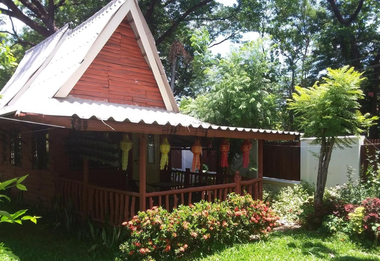 Britannia Court Hotel - Chiang Mai — Fotos 1
